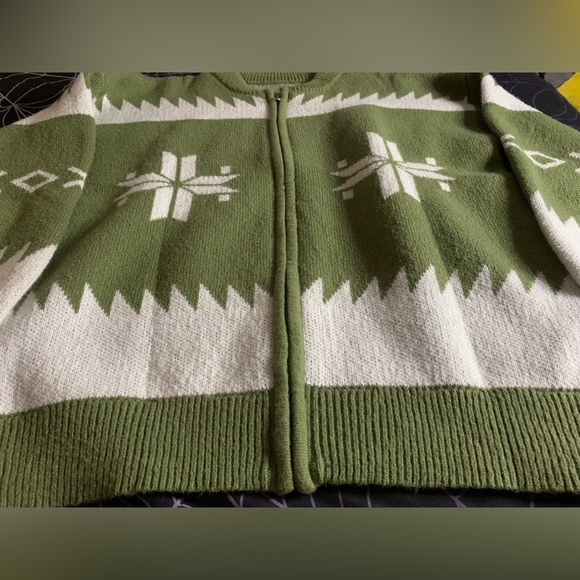 Green full-zip knit holiday sweater cardigan,white snowflake & geometric motifs - Picture 4 of 7